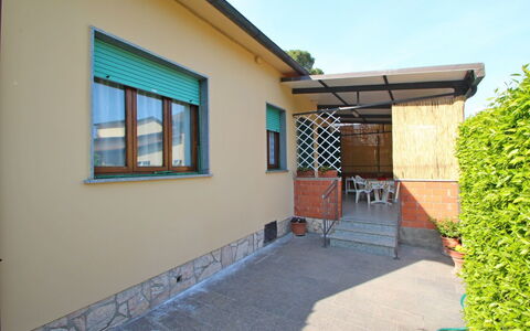 Casa Leonardo: Pianta, Finestra, Cielo, Shade, Legna, Villetta, Immobiliare, Facciata, Tetto, Paesaggio
