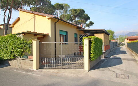 Casa Leonardo: Pianta, Cielo, Costruzione, Proprietà, Albero, Shade, Casa, Manto Stradale, Lotto, Asfalto