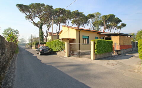 Casa Leonardo: Pianta, Cielo, Proprietà, Costruzione, Albero, Casa, Manto Stradale, Asfalto, Lotto, Quartiere