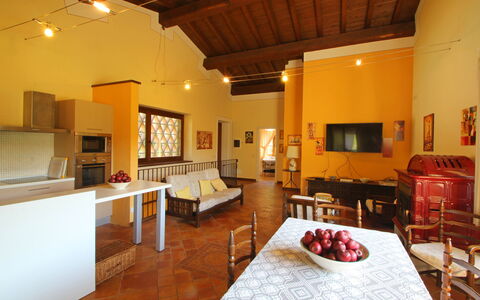 Casetta Verde: Tavolo, Mobilia, Proprietà, Sedia, Interior Design, Pavimento, Legna, Pavimentazione, Soggiorno, Immobiliare