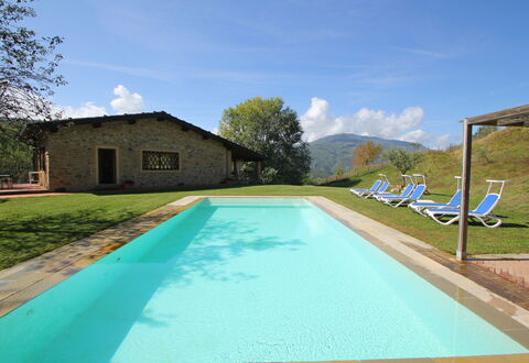 Casetta Verde: Acqua, Nube, Cielo, Pianta, Proprietà, Piscina, Costruzione, Azzurro, Shade, Albero