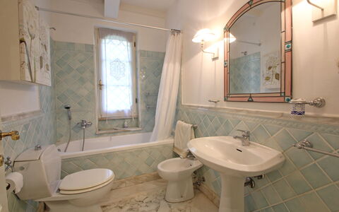 Villa Le Macchie: Specchio, Rubinetto, Idraulico Fixture, Lavello, Lavandino Del Bagno, Proprietà, Bagno, Viola, Interior Design, Architettura