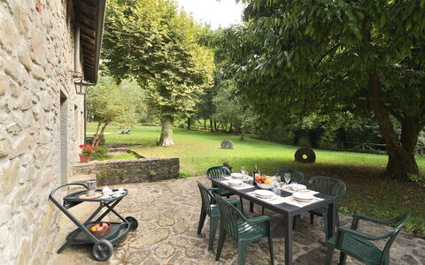 Villa Del Mulino: Pianta, Tavolo, Albero, Mobili Da Esterno, Tavolo Esterno, Sedia, Shade, Erba, Vaso Di Fiori, Legna
