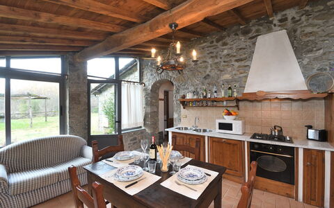 Casa Antelminelli: Tavolo, Proprietà, Mobilia, Legna, Interior Design, Pianta, Finestra, Soggiorno, Sedia, Pavimento