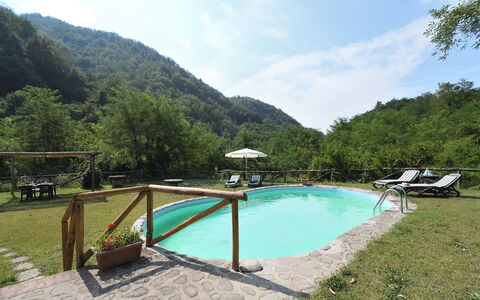 Casa Antelminelli: Acqua, Cielo, Nube, Pianta, Risorse Idriche, Piscina, Montagna, Paesaggio Naturale, Albero, Mobili Da Esterno