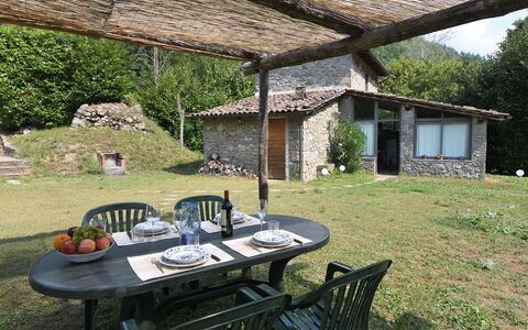 Casa Antelminelli: Pianta, Mobilia, Proprietà, Tavolo, Sedia, Costruzione, Mobili Da Esterno, Paesaggio Naturale, Tavolo Esterno, Albero
