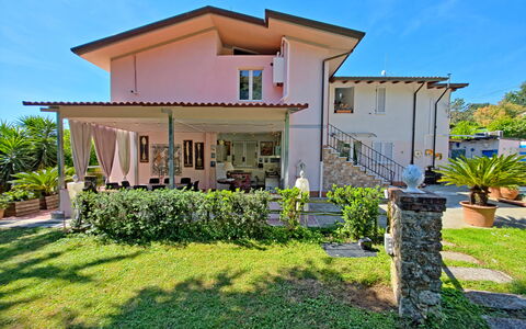 Casa Luigi: Zona Residenziale, Casa, Casa, Estate, Shade, Villetta, Portico, Hacienda, Balcone, Villa