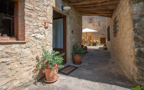 Chiara House In Galenda, Chianti, Pool And Nature: Pianta, Vaso Di Fiori, Costruzione, Pianta Della Casa, Finestra, Legna, Paesaggio, Pavimentazione, Brick, Casa
