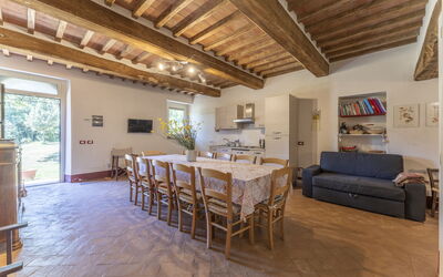 Le Casaline Di Sopra, Massa Marittima: Table, Furniture, Property, Couch, Houseplant, Wood, Window, Interior Design, Flooring, Floor