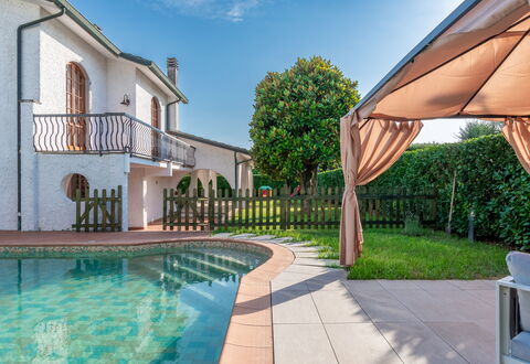 Villa i Portici: Water, Plant, Sky, Property, Window, Building, Azure, Swimming Pool, Architecture, Tree
