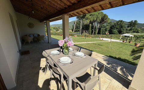 Casa Viviani: Tavolo, Mobilia, Fiore, Pianta, Sedia, Albero, Costruzione, Mobili Da Esterno, Legna, Interior Design