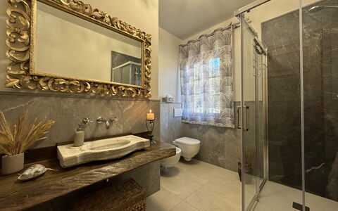 Casa Viviani: Specchio, Proprietà, Idraulico Fixture, Lavello, Rubinetto, Bagno, Interior Design, Costruzione, Mobiletto Del Bagno, Pavimento