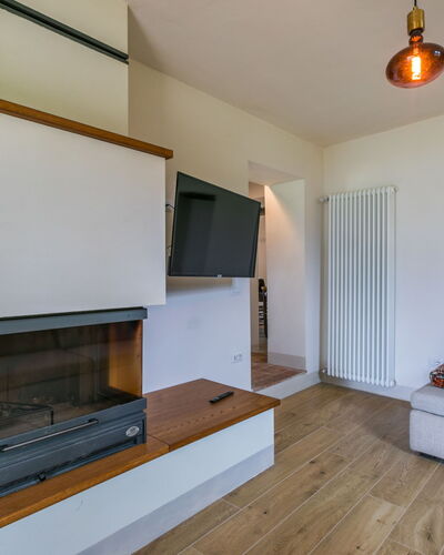 Fanny: Flooring, Wall, Interior Design, Wood, Floor, Furniture, Ceiling, Wood Flooring, Room, Living Room