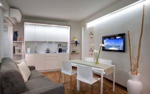 Butterfly With Beach & Breakfast Included: Tavolo, Mobilia, Divano, Cornice, Costruzione, Pianta Della Casa, Interior Design, Pavimento, Mensola, Pavimentazione