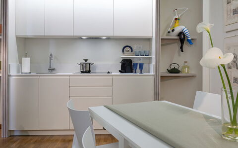 Boheme With Beach & Breakfast Included: Proprietà, Mobilia, Cabinetry, Bianca, Tavolo, Interior Design, Pianta, Scaffalature, Fiore