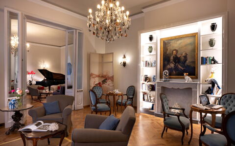Boheme With Beach & Breakfast Included: Mobilia, Tavolo, Cornice, Proprietà, Sedia, Illuminazione, Soggiorno, Interior Design, Pavimento, Lampada