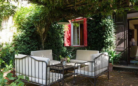 Il Giardino di Eugenia: Plant, Building, Property, Botany, Window, Grass, Vegetation, Wood, Biome, Cottage