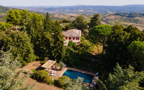 Il Giardino di Eugenia: Sky, Plant, Plant Community, Building, Tree, Azure, Natural Landscape, Mountain, Vegetation, Body Of Water