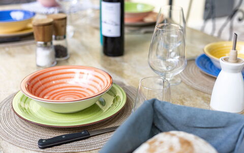 Villa Chicco: Tavola, Dishware, Bicchieri, Tavolo, Piatto, Tazza, Serveware, Bottiglia, Cibo, Legna