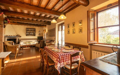 La Maggiolina & La Bastide: Tavolo, Mobilia, Proprietà, Finestra, Sedia, Legna, Interior Design, Costruzione, Casa, Immobiliare