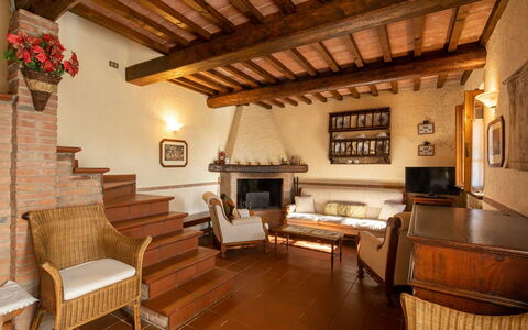 La Maggiolina & La Bastide: Proprietà, Mobilia, Divano, Costruzione, Cornice, Legna, Interior Design, Architettura, Soggiorno, Pianta Della Casa
