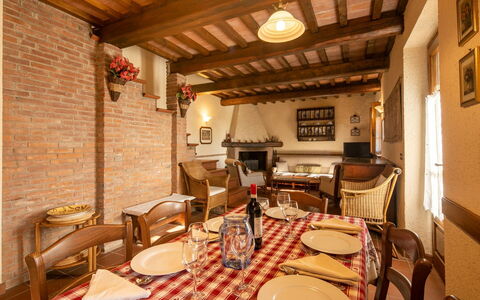La Maggiolina & La Bastide: Tavolo, Mobilia, Proprietà, Tavola, Sedia, Interior Design, Costruzione, Illuminazione, Immobiliare, Legna