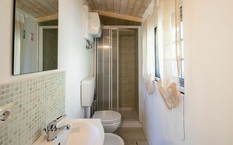 La Maggiolina & La Bastide: Specchio, Lavello, Proprietà, Rubinetto, Idraulico Fixture, Bagno, Lavandino Del Bagno, Legna, Interior Design, Costruzione