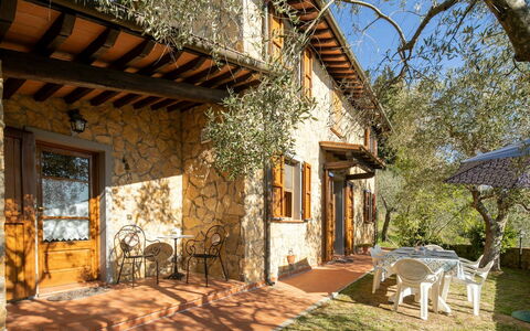 La Maggiolina & La Bastide: Costruzione, Pianta, Finestra, Cielo, Albero, Shade, Luce Del Sole, Legna, Casa, Villetta