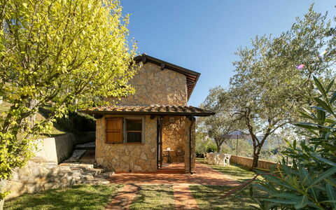 La Maggiolina & La Bastide: Pianta, Cielo, Proprietà, Comunita 'Impianto, Finestra, Paesaggio Naturale, Costruzione, Albero, Legna, Lotto