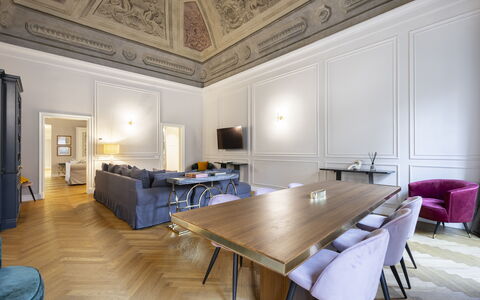 Albizi Penthouse: Tavolo, Mobilia, Proprietà, Cornice, Costruzione, Legna, Architettura, Interior Design, Sedia, Pavimentazione