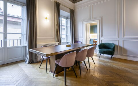 Albizi Penthouse: Tavolo, Proprietà, Mobilia, Finestra, Costruzione, Legna, Sala, Cornice, Sedia, Interior Design