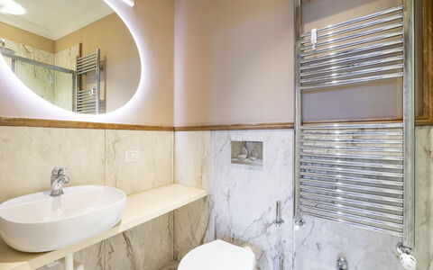 Albizi Penthouse: Idraulico Fixture, Proprietà, Specchio, Rubinetto, Lavello, Lavandino Del Bagno, Bagno, Interior Design, Legna, Pavimento