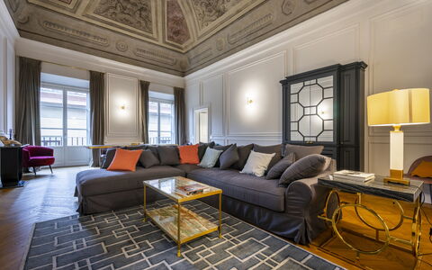 Albizi Penthouse: Mobilia, Cornice, Proprietà, Divano, Tavolo, Comfort, Interior Design, Legna, Finestra, Illuminazione