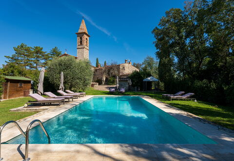 Villa Pietrafitta: Acqua, Pianta, Cielo, Albero, Natura, Azzurro, Costruzione, Piscina, Tempo Libero, Erba