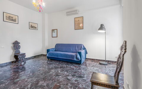 Romina Apartment, Florence, Campo Marte: Pavimentazione, Pavimento, Interior Design, Camera, Divano, Mobilia, Soffitto, Appartamento, Soggiorno