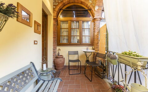 Lounge Flat Camaiore, Wifi, Versilia Coast: Mobilia, Cornice, Proprietà, Sedia, Costruzione, Tavolo, Legna, Interior Design, Pianta, Architettura
