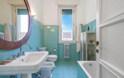 Orto Botanico Apartment With Terrace And Dome View: Specchio, Rubinetto, Idraulico Fixture, Lavello, Lavandino Del Bagno, Proprietà, Verde, Bagno, Azzurro, Viola