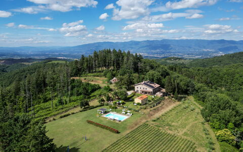 Montelucci Chianti Agrivilla: Nube, Cielo, Pianta, Montagna, Paesaggio Naturale, Albero, Lotto, Highland, Costruzione, Erba