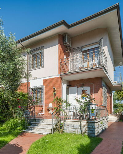 Villino Viola: Building, Window, House, Residential Area, Home, Facade, Shrub, Roof, Human Settlement, Door