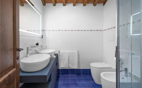 La Capanna, Borgo Campassini, Monteriggioni: Bagno, Pavimentazione, Idraulico Fixture, Lavello, Lavandino Del Bagno, Parete, Pavimento, Interior Design, Rubinetto, Idraulico