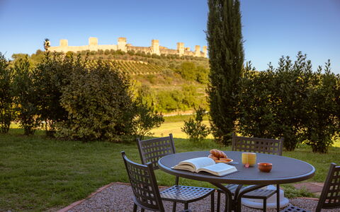 Le Volte, Borgo Campassini, Monteriggioni: Erba, Arbusto, Paesaggio, Lotto, Groundcover, Giardino, Mobili Da Esterno, Landscaping, Prato, Cortile