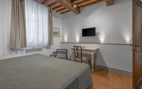 Le Torri, Borgo Campassini, Monteriggioni: Interior Design, Soffitto, Camera, Telaio Del Letto, Camera Da Letto, Latifoglie, Color Legno, Cornice, Lampada, Lampada