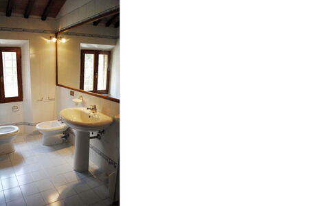 Il Tinaio: Idraulico Fixture, Pavimentazione, Toilet Seat, Bagno, Lavello, Pavimento, Interior Design, Lavandino Del Bagno, Gabinetto, Rubinetto
