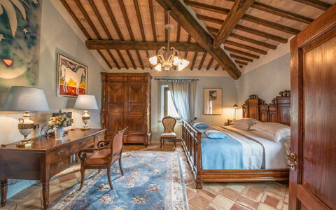 Villa Giuncheto: Mobilia, Parete, Interior Design, Pavimentazione, Camera Da Letto, Illuminazione, Casa, Tavolo, Letto, Pavimento