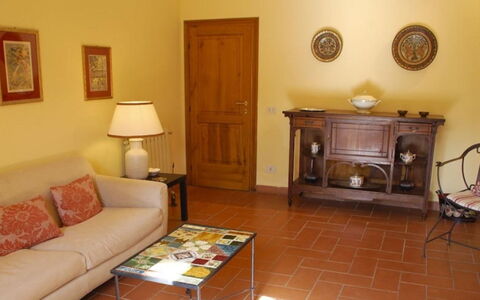 Podere Torre: Mobilia, Pavimentazione, Interior Design, Pavimento, Legna, Camera, Cornice, Soggiorno, Illuminazione, Marrone