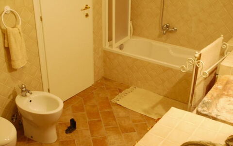 Podere Torre: Pavimentazione, Pavimento, Idraulico Fixture, Bagno, Interior Design, Idraulico, Piastrella, Rubinetto, Camera, Vasca Da Bagno