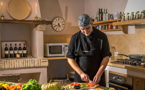 Villa Santa: Cibo, Cucina, Tavola, Cucinando, Elettrodomestico Da Cucina, Ingrediente, Cucinare, Controsoffitto