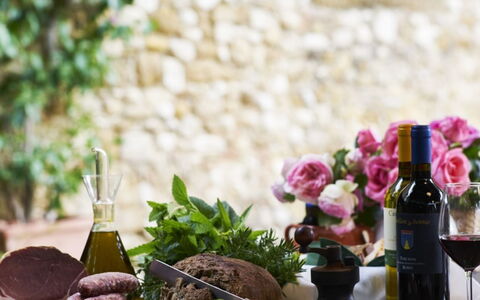 Villa del Riccio: Tavola, Cibo, Bicchieri, Vaso Di Fiori, Bottiglia, Vino, Serveware, Produrre, Pianta Della Casa
