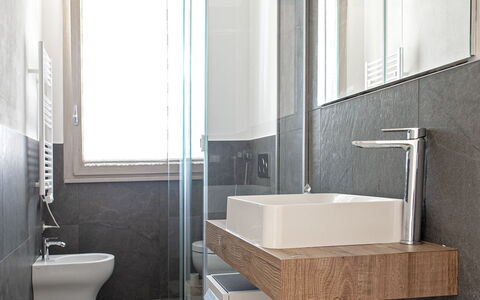 Vistamare: Bagno, Interior Design, Idraulico Fixture, Pavimentazione, Parete, Pavimento, Lavandino Del Bagno, Lavello, Specchio, Rubinetto