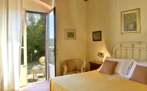 Villa Anima: Parete, Mobilia, Camera Da Letto, Letto, Interior Design, Lenzuolo, Bedding, Telaio Del Letto, Casa, Pavimentazione